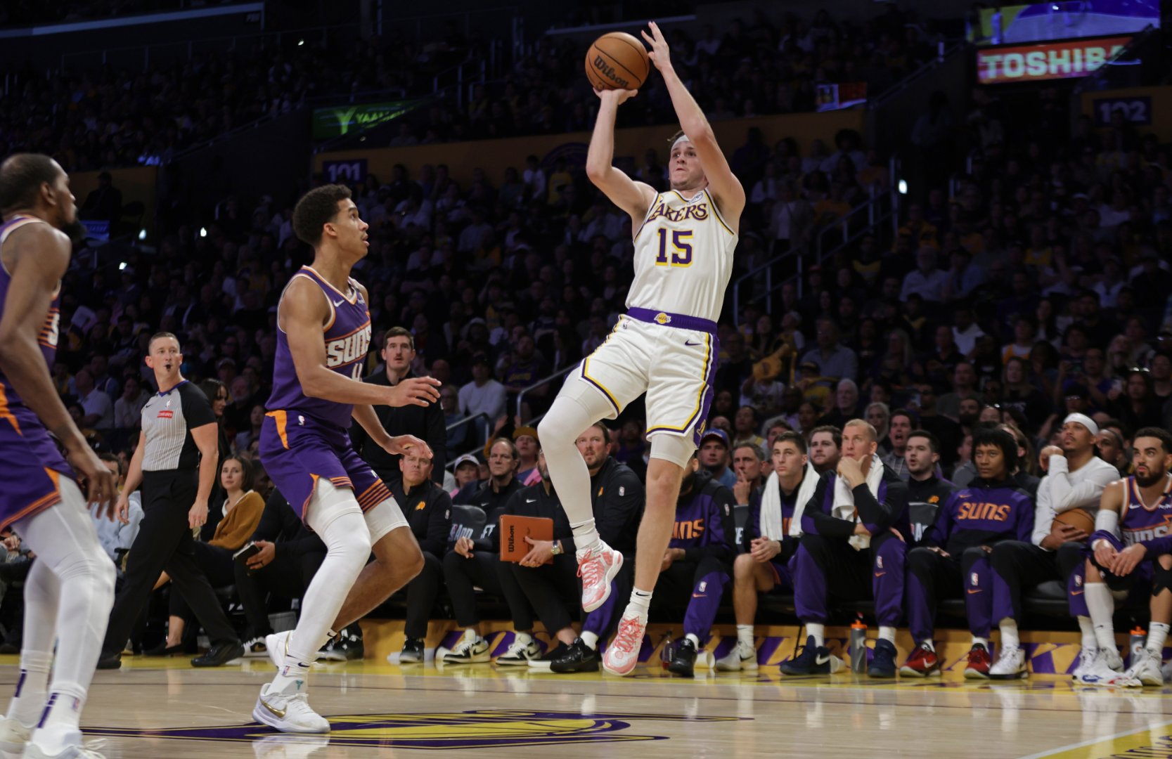 湖人轻取太阳,欧文关键制胜 湖人轻取太阳,欧文关键制胜