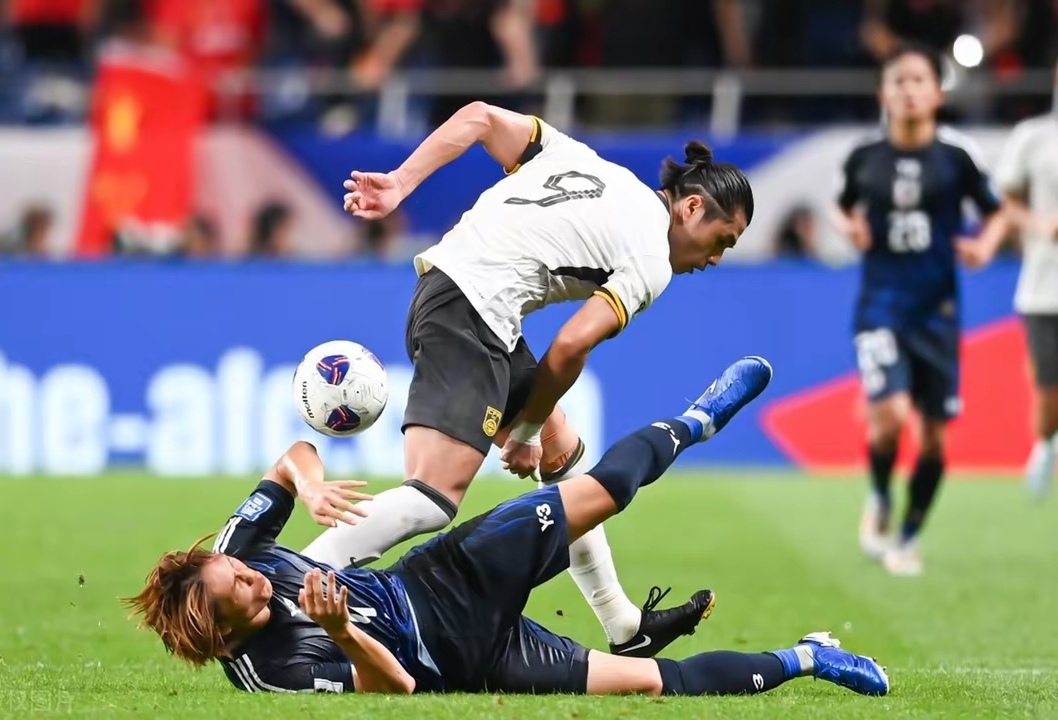 日本队鏖战英格兰队,梁靖崑点燃赛场 日本队鏖战英格兰队,梁靖崑点燃赛场