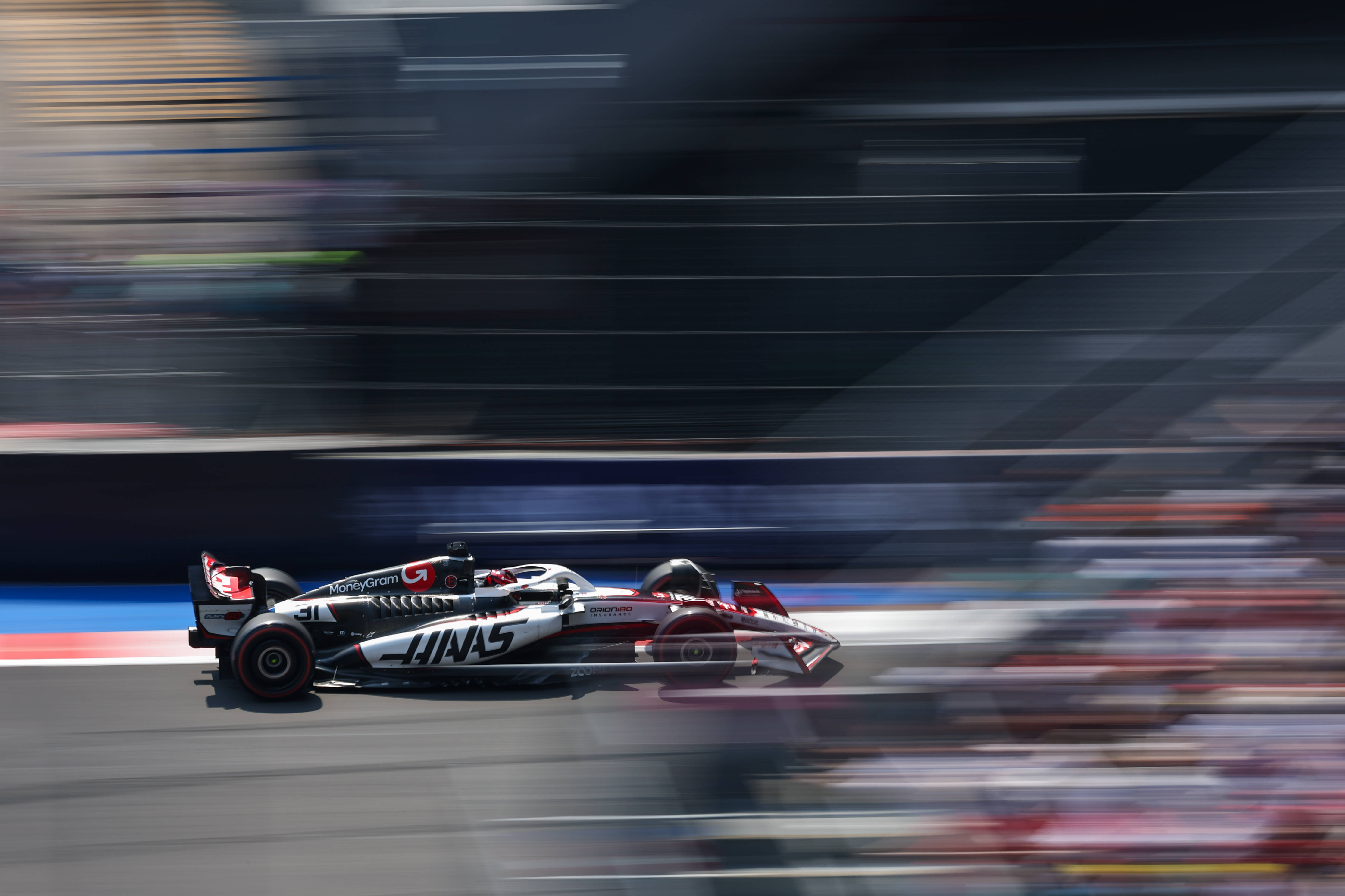 红牛车队绝杀梅赛德斯，塞恩斯扛起全队