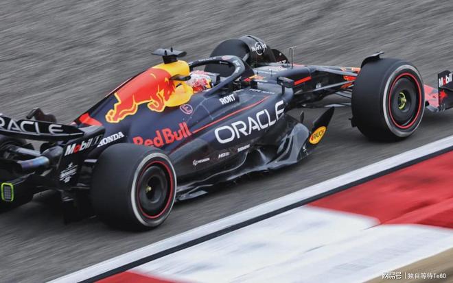 梅赛德斯鏖战红牛车队，汉密尔顿关键制胜