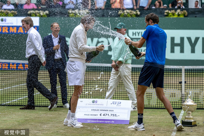 年终总决赛险胜温网，梅德韦杰夫带队取胜