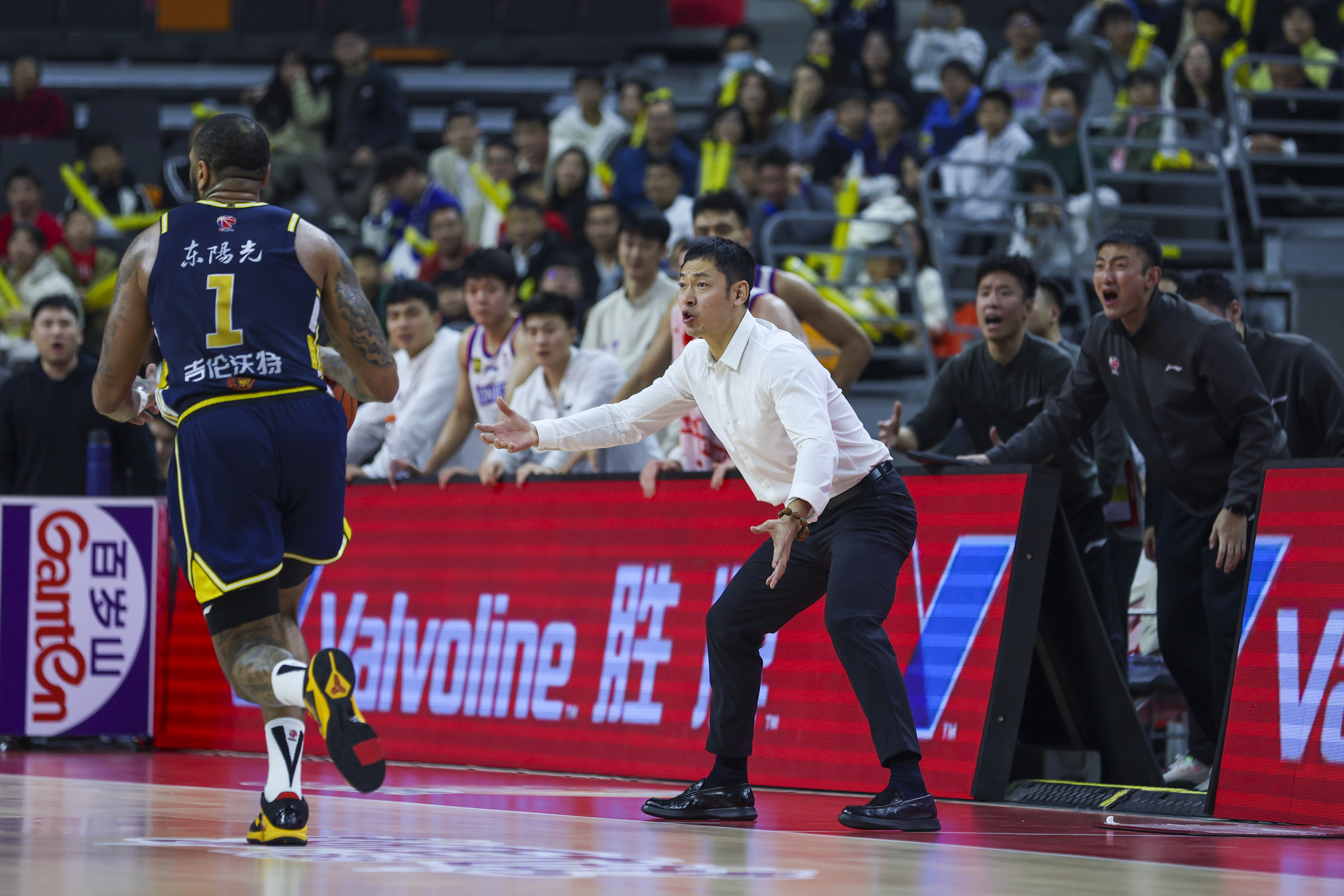 广州队险胜北京队，布克高光表现