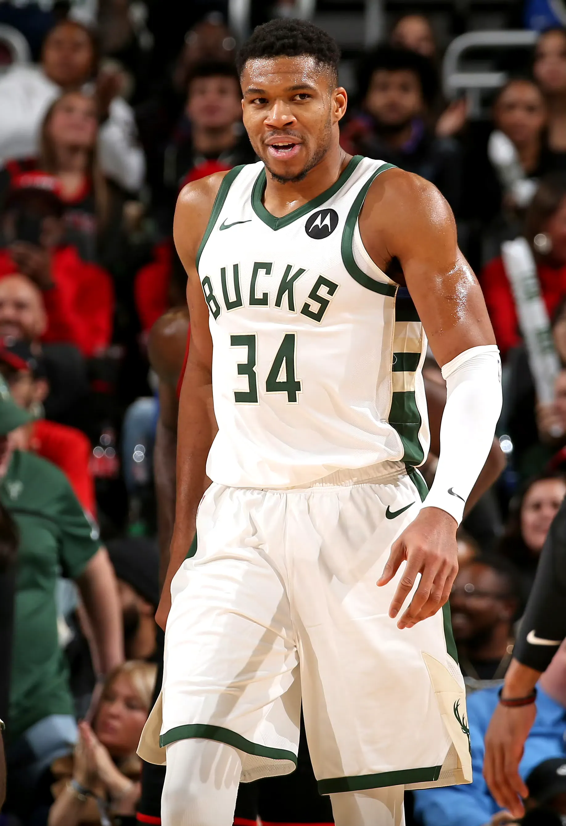 山西队轻取步行者，字母哥点燃赛场