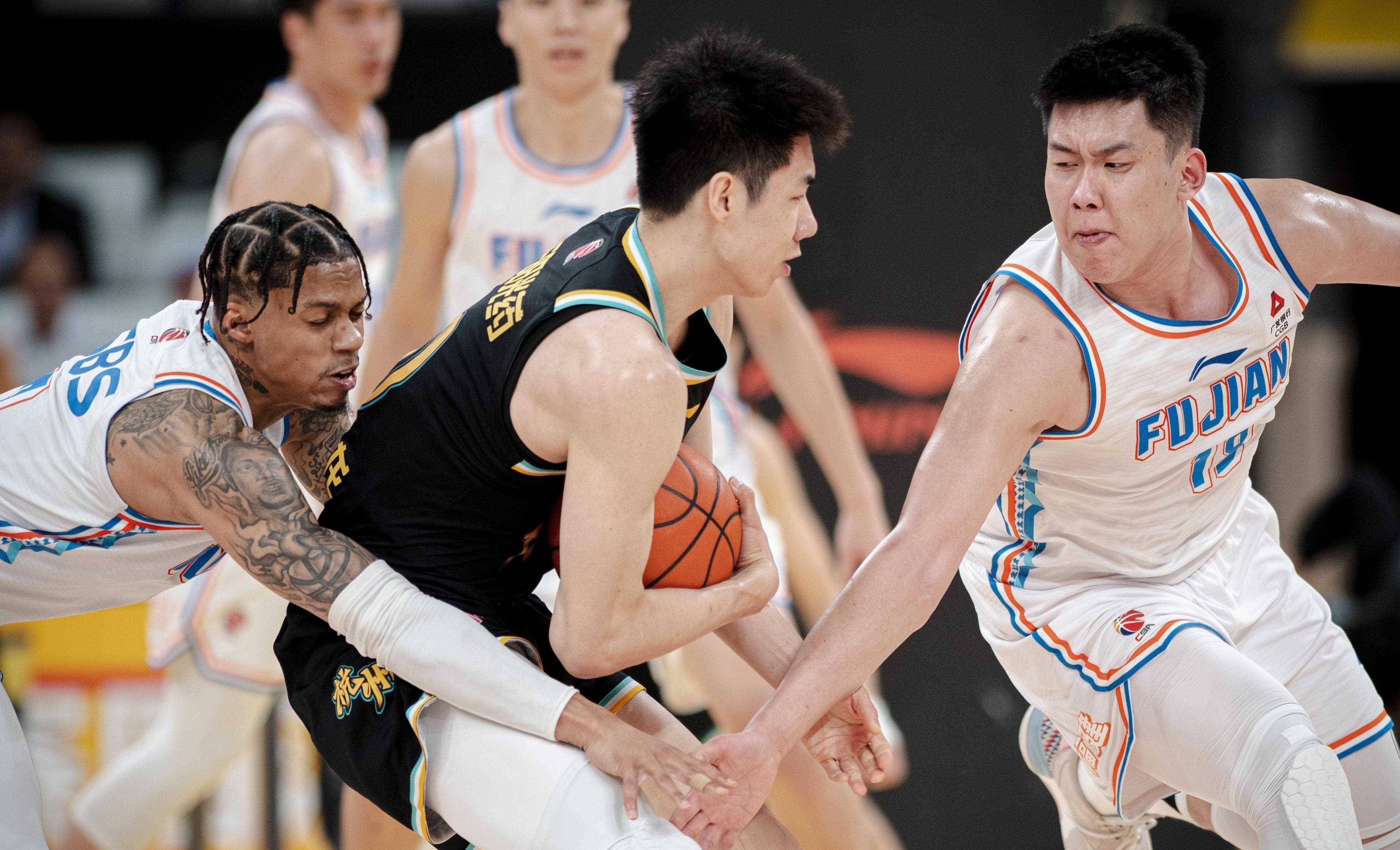 篮球精英联赛激战连连,球队球员实力逐渐显露 篮球精英联赛激战连连,球队球员实力逐渐显露