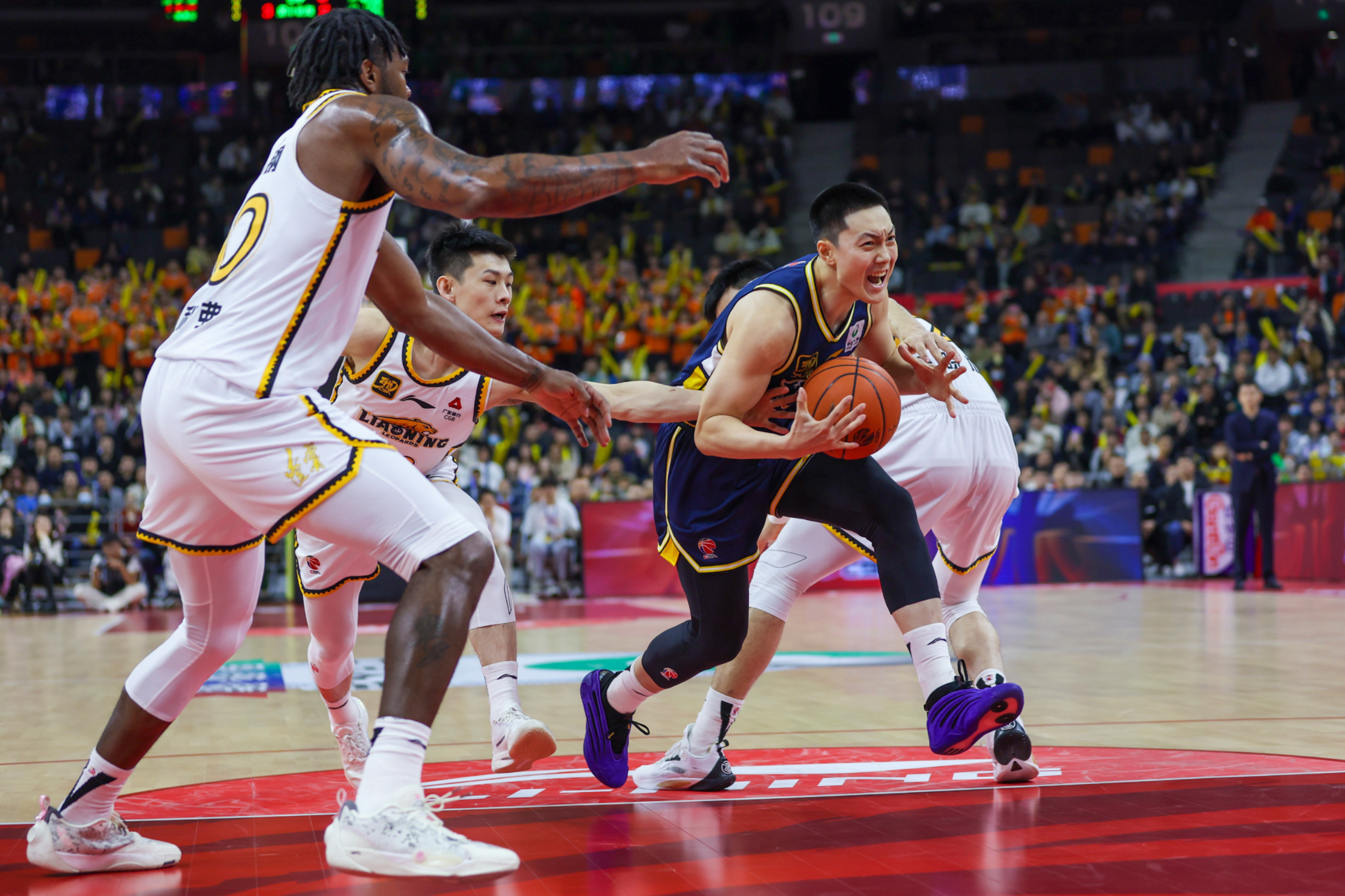 比赛中球员单挑对手,技惊四座 比赛中球员单挑对手,技惊四座