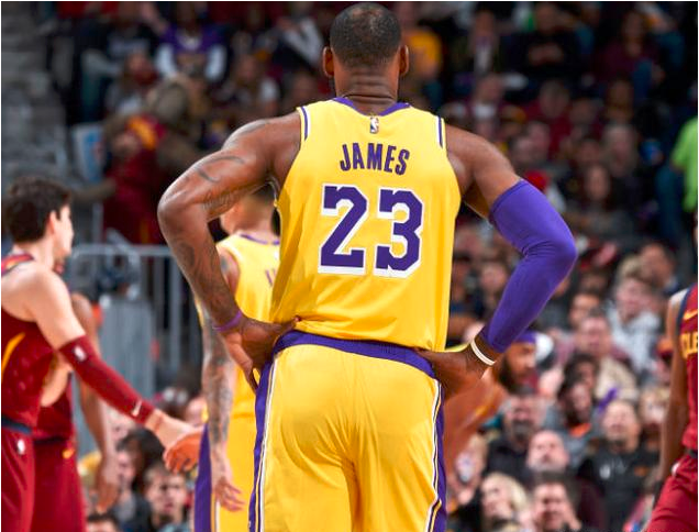 詹皇尽显领袖风范：领队球队力压对手赢球