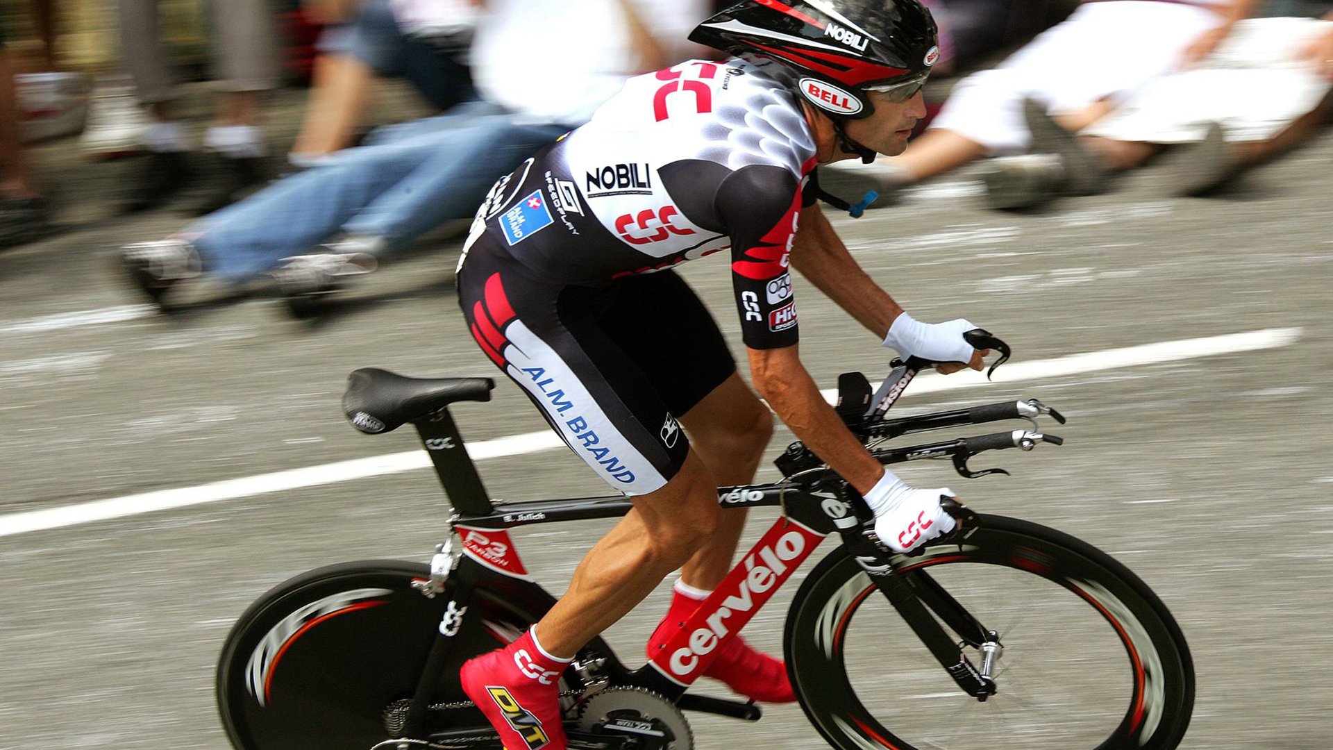 勒克莱尔状态火热引领绝地反击，红牛车队战术逆转迈凯伦